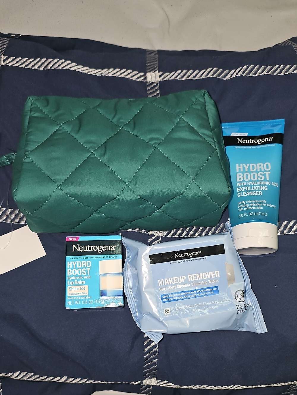 Neutrogena Hydro Boost Set with Green Quilted Pouch